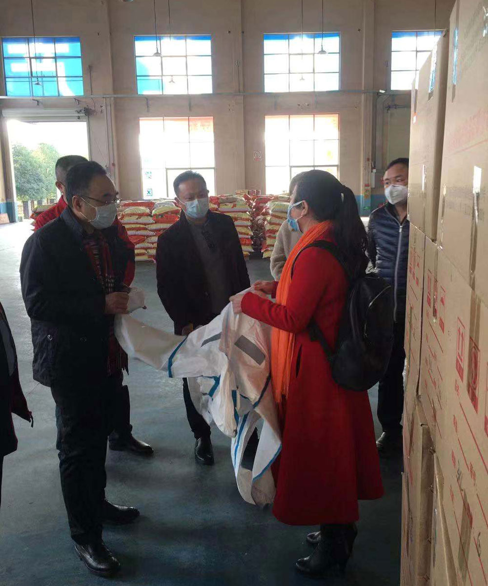 湖南省藥檢局局長及湘潭市藥監局局長一行來湖南華大了解口罩、防護服滅菌細節